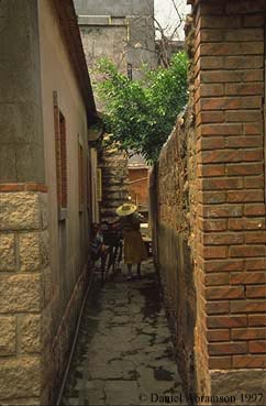 A Narrow Space in Bei Shan Xiang 
(27K)