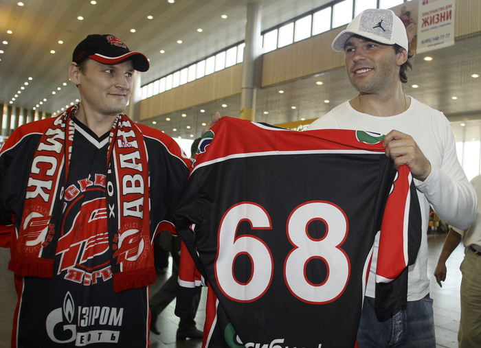 Jaromir Jagr, right, left the NHL to play for the Russian KHL